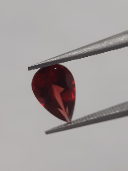 Natural red Rhodolite Garnet - 1.017 ct - pear - unheated - Natural Gems Belgium