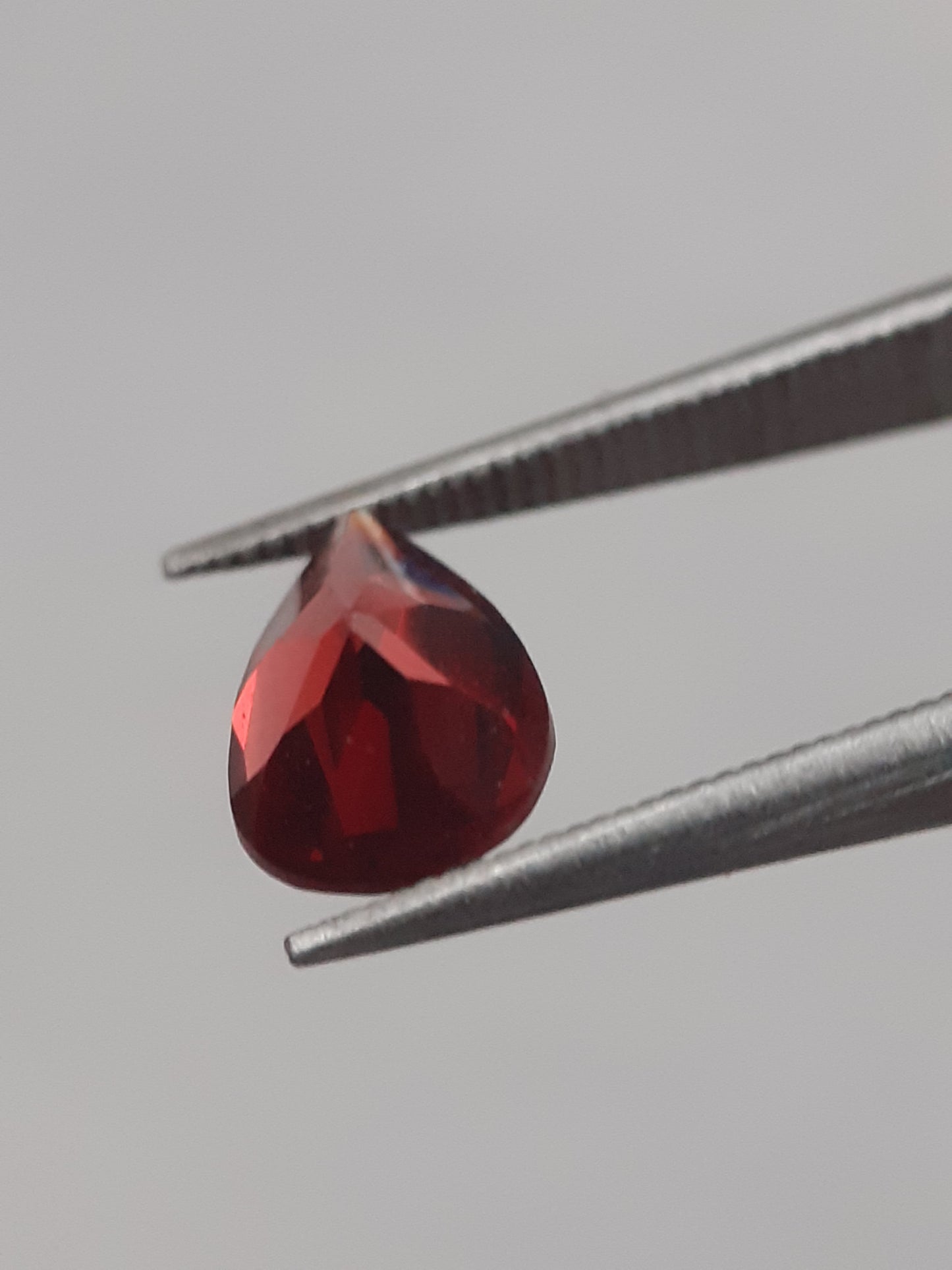 Natural red Rhodolite Garnet - 1.017 ct - pear - unheated - Natural Gems Belgium