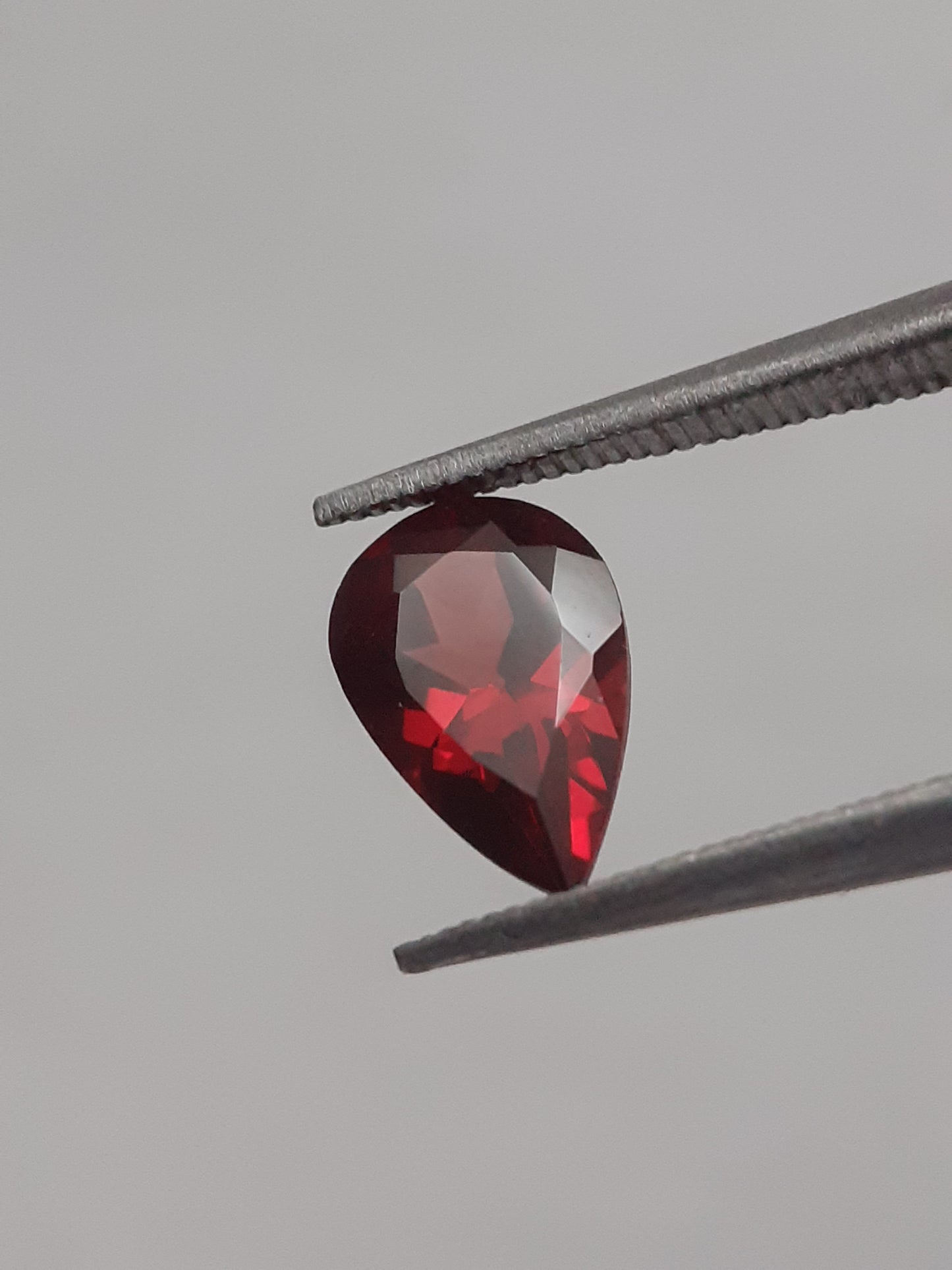 Natural red Rhodolite Garnet - 1.017 ct - pear - unheated - Natural Gems Belgium