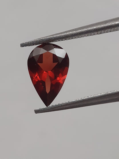 Natural red Rhodolite Garnet - 0.865 ct - pear - unheated - Natural Gems Belgium