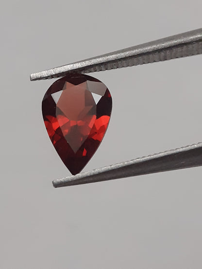 Natural red Rhodolite Garnet - 0.865 ct - pear - unheated - Natural Gems Belgium