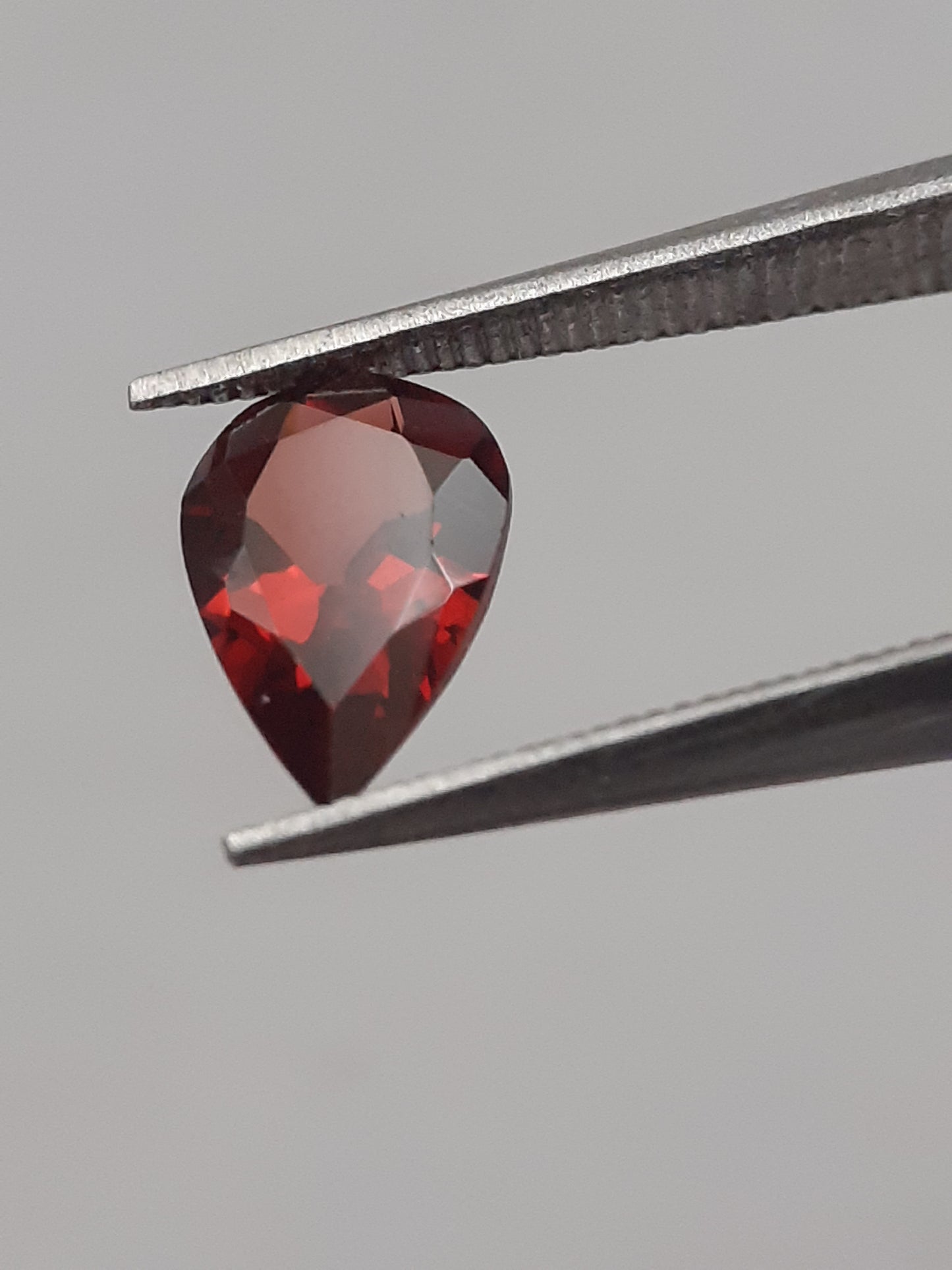 Natural red Rhodolite Garnet - 0.865 ct - pear - unheated - Natural Gems Belgium