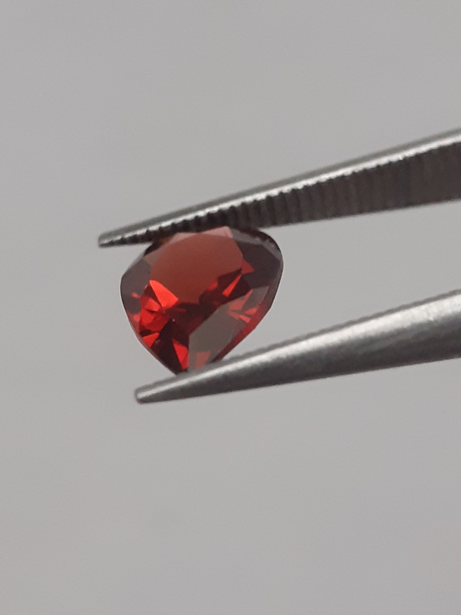 Natural red Rhodolite Garnet - 0.865 ct - pear - unheated - Natural Gems Belgium