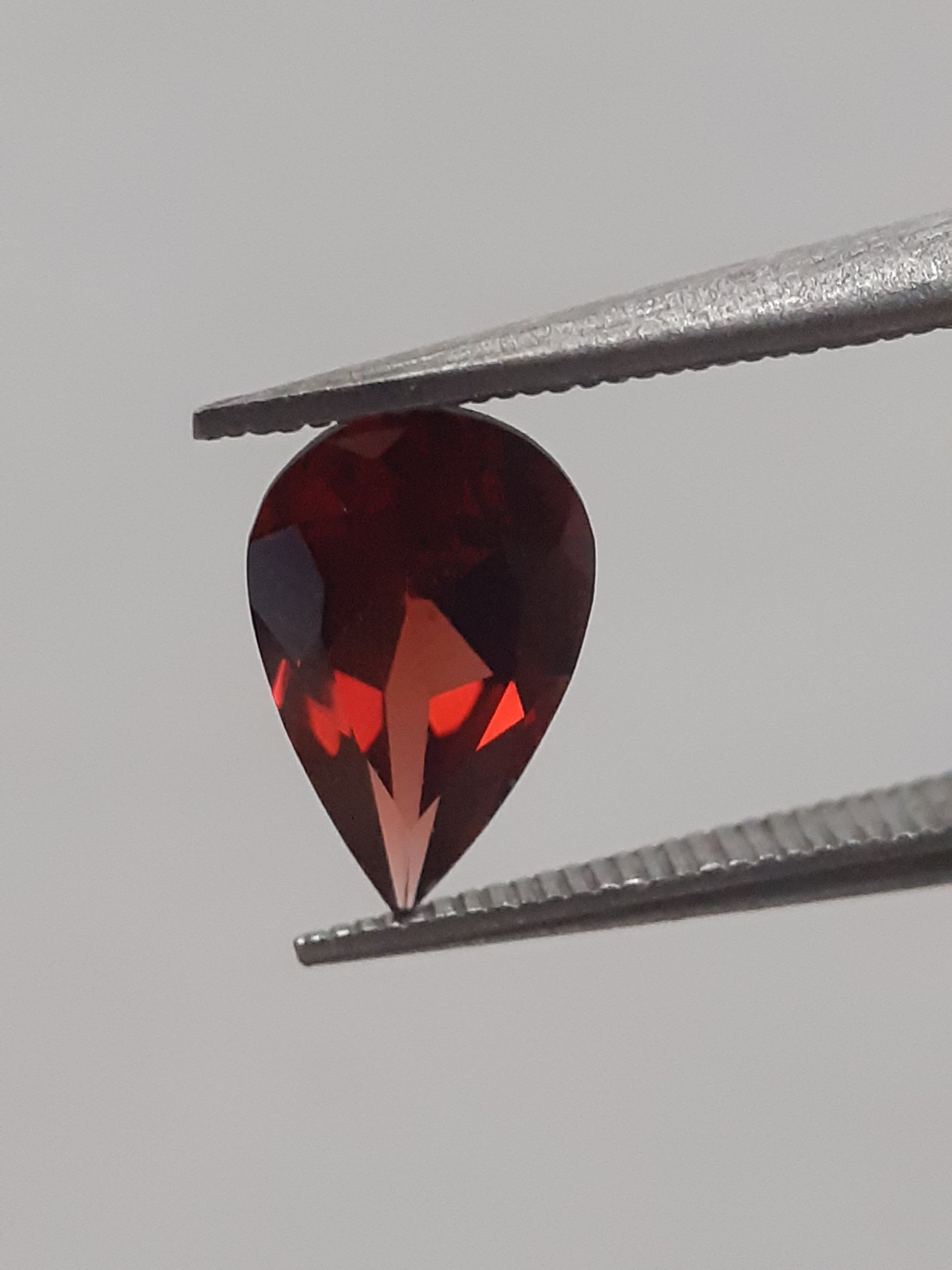 Natural red Rhodolite Garnet - 0.865 ct - pear - unheated - Natural Gems Belgium