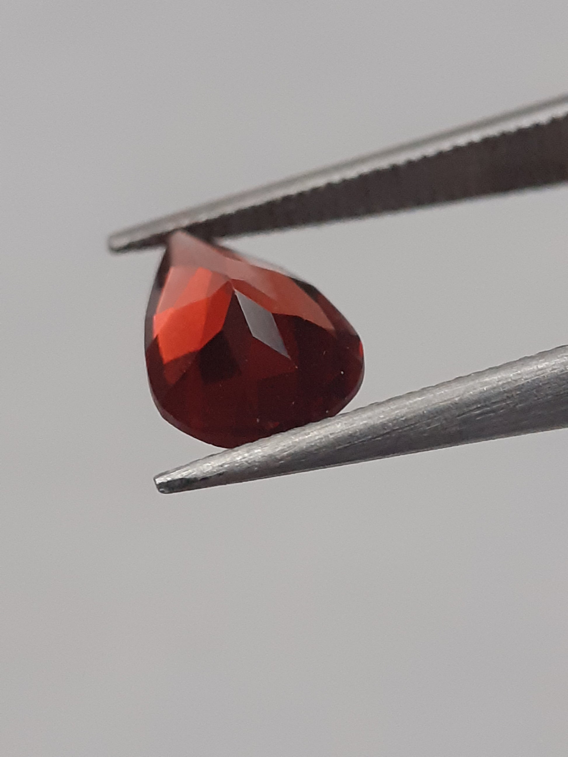 Natural red Rhodolite Garnet - 0.865 ct - pear - unheated - Natural Gems Belgium