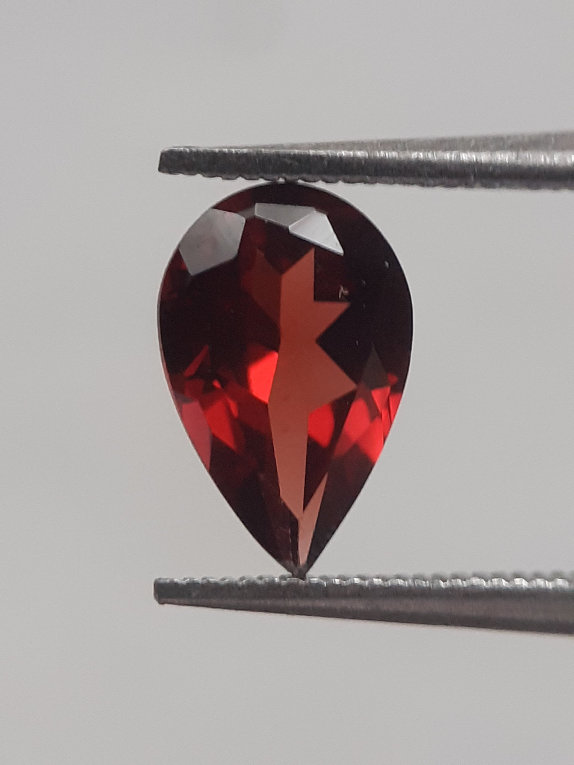 Natural red Rhodolite Garnet - 0.889 ct - pear - unheated - Natural Gems Belgium