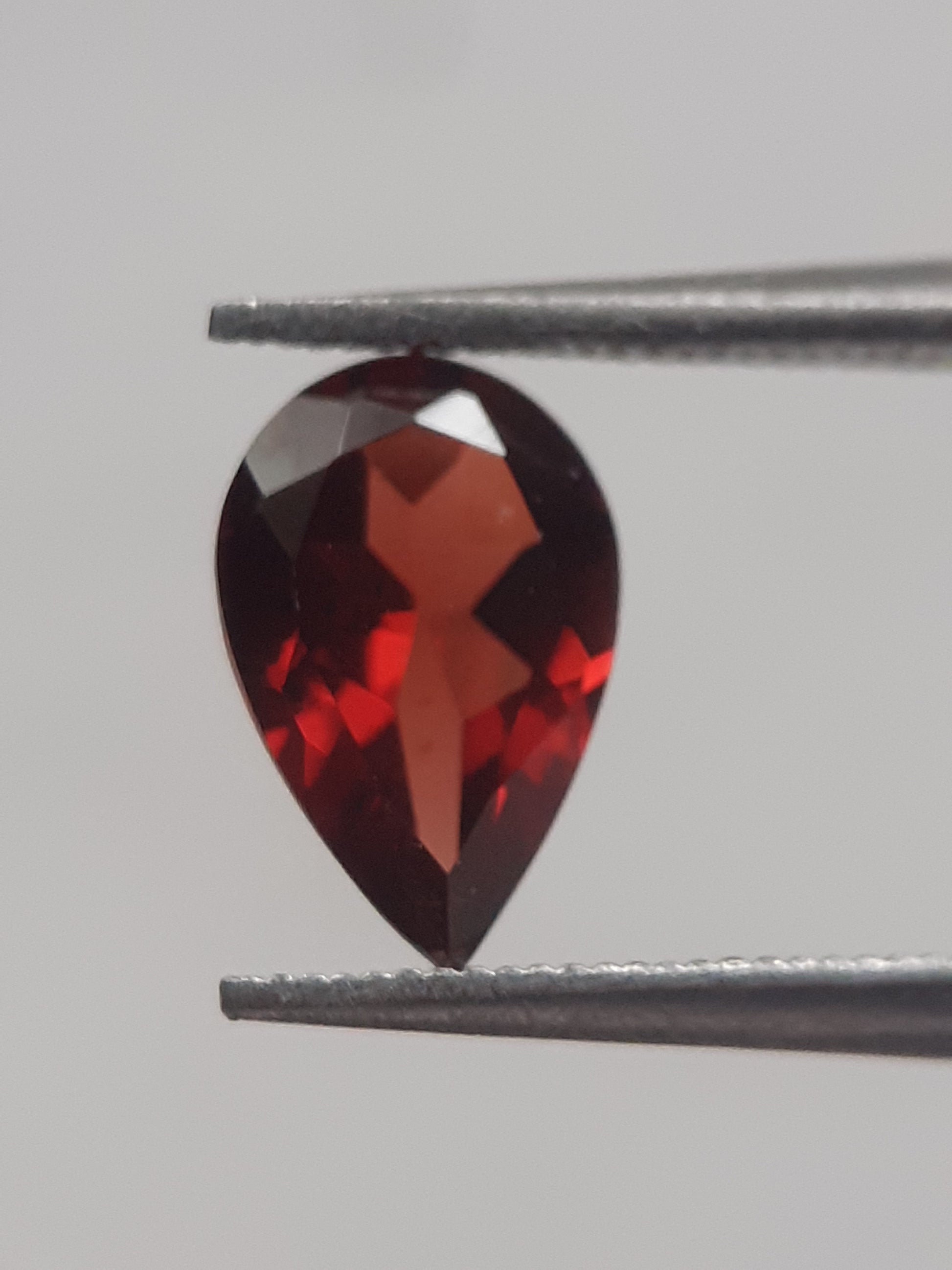 Natural red Rhodolite Garnet - 0.889 ct - pear - unheated - Natural Gems Belgium