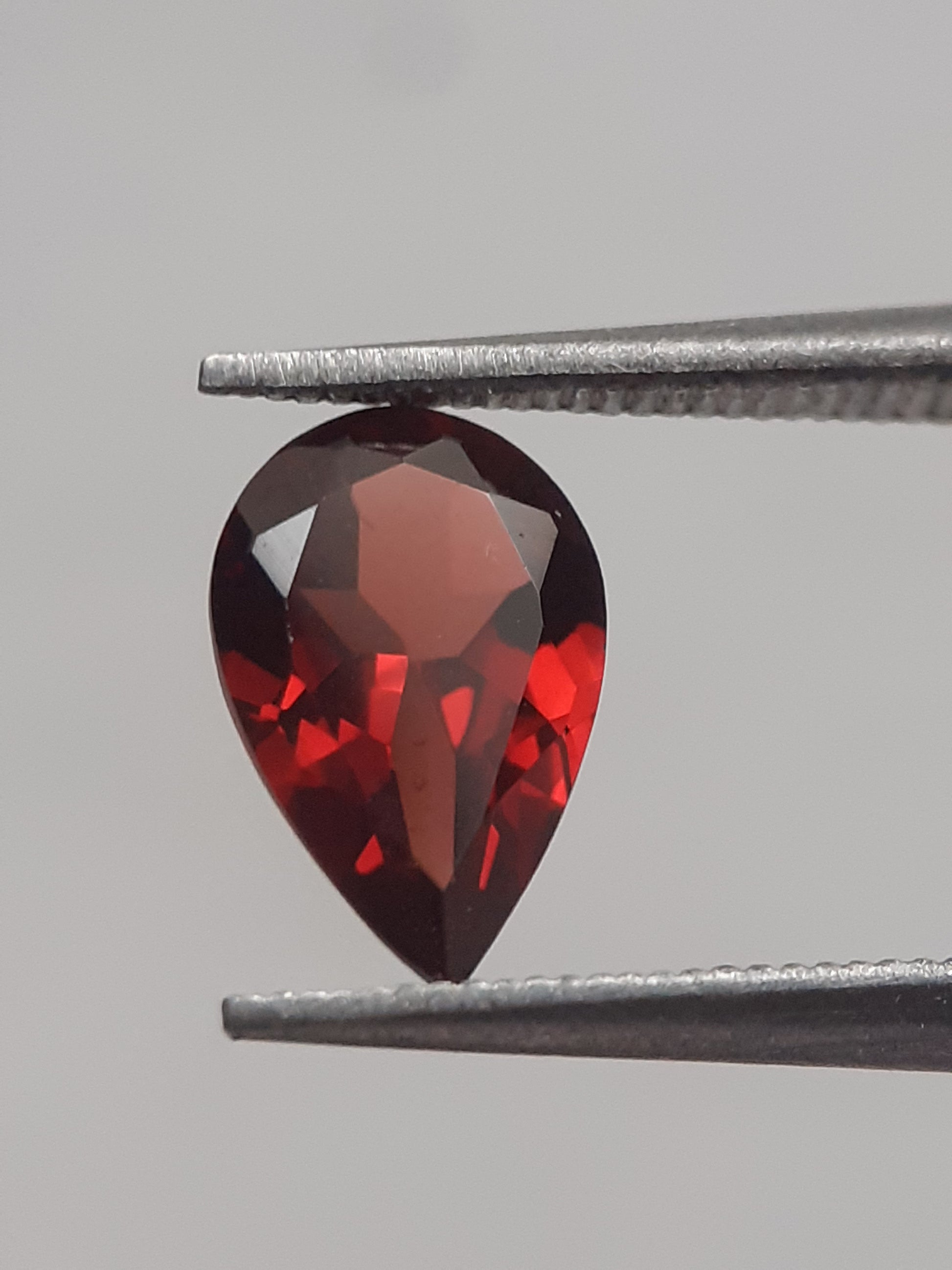 Natural red Rhodolite Garnet - 0.889 ct - pear - unheated - Natural Gems Belgium