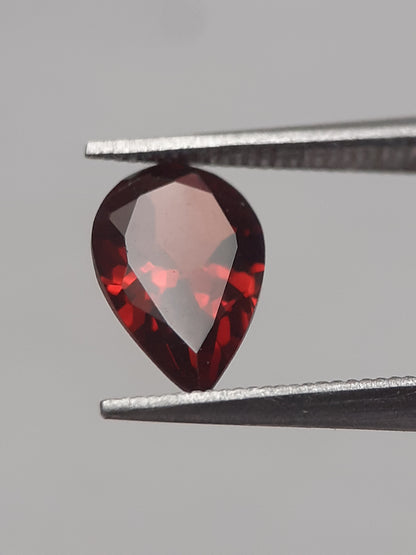 Natural red Rhodolite Garnet - 0.889 ct - pear - unheated - Natural Gems Belgium