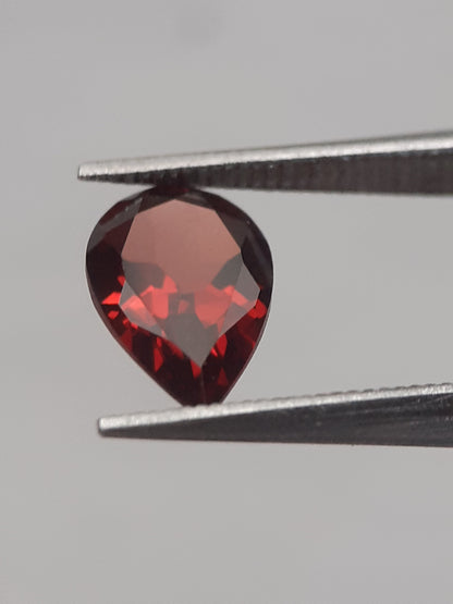 Natural red Rhodolite Garnet - 0.889 ct - pear - unheated - Natural Gems Belgium