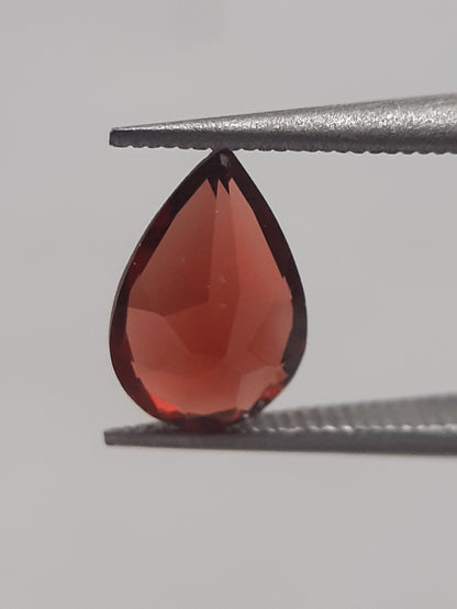 Natural red Rhodolite Garnet - 0.889 ct - pear - unheated - Natural Gems Belgium