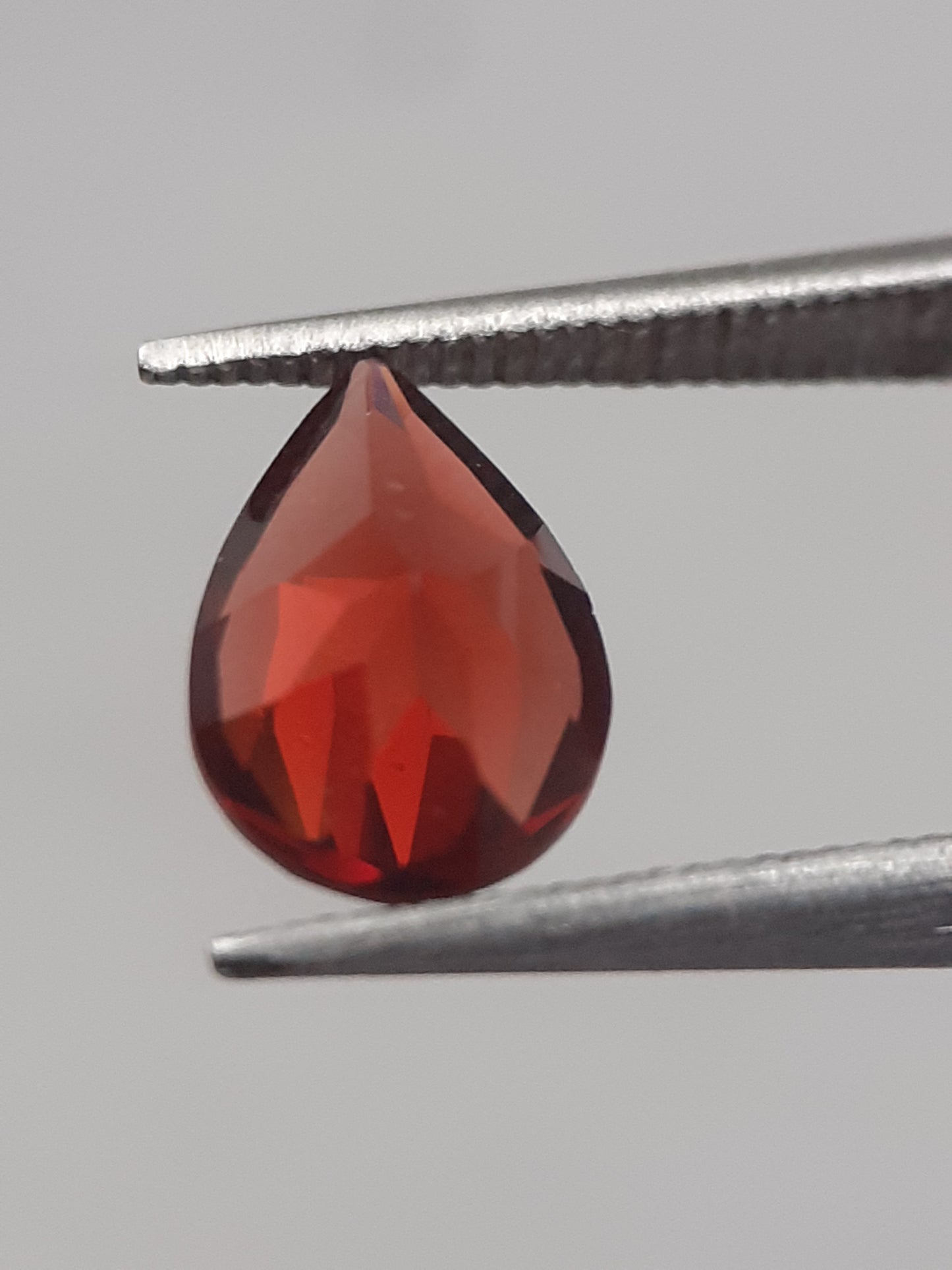 Natural red Rhodolite Garnet - 0.889 ct - pear - unheated - Natural Gems Belgium