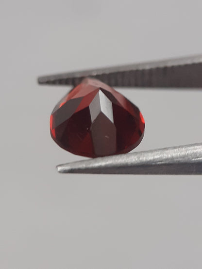 Natural red Rhodolite Garnet - 0.889 ct - pear - unheated - Natural Gems Belgium