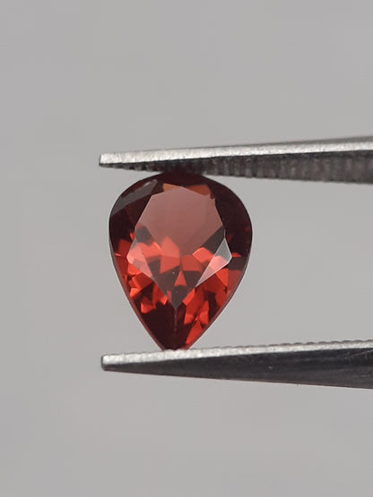 Natural red Rhodolite Garnet - 0.979 ct - pear - unheated - Natural Gems Belgium