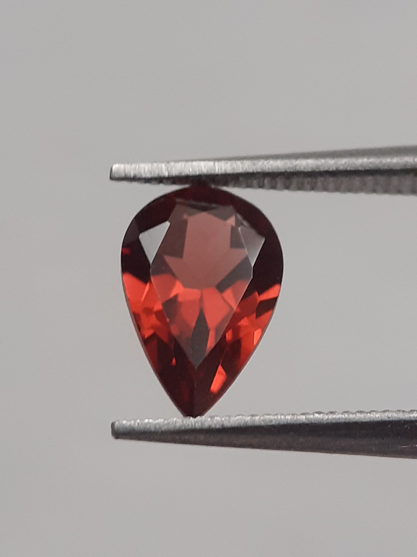 Natural red Rhodolite Garnet - 0.979 ct - pear - unheated - Natural Gems Belgium