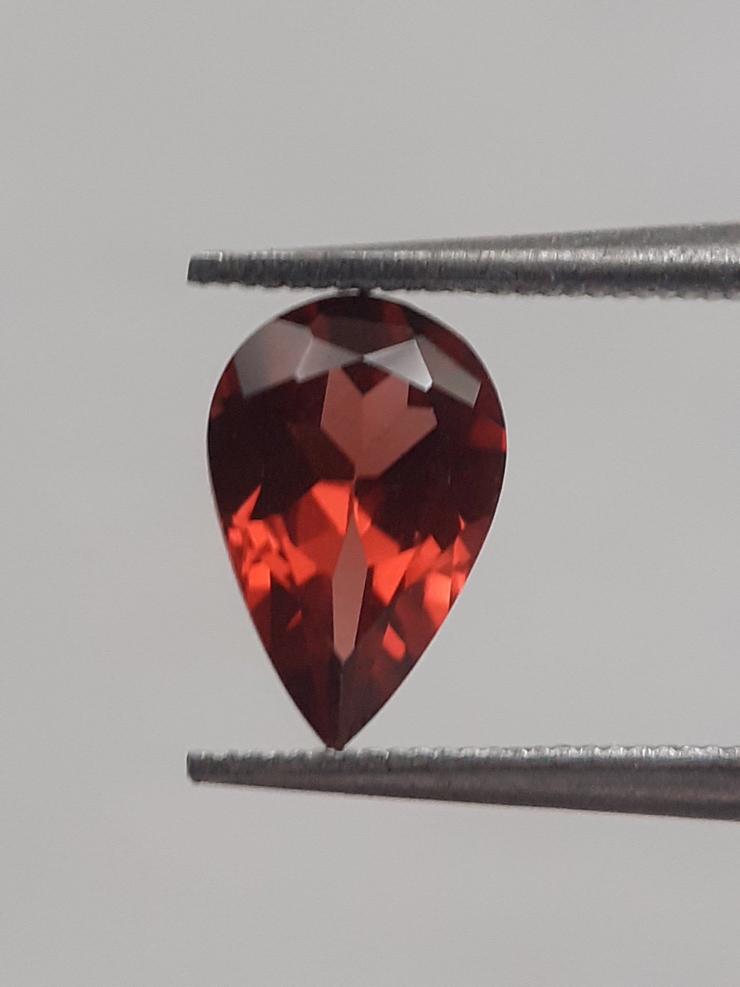 Natural red Rhodolite Garnet - 0.979 ct - pear - unheated - Natural Gems Belgium