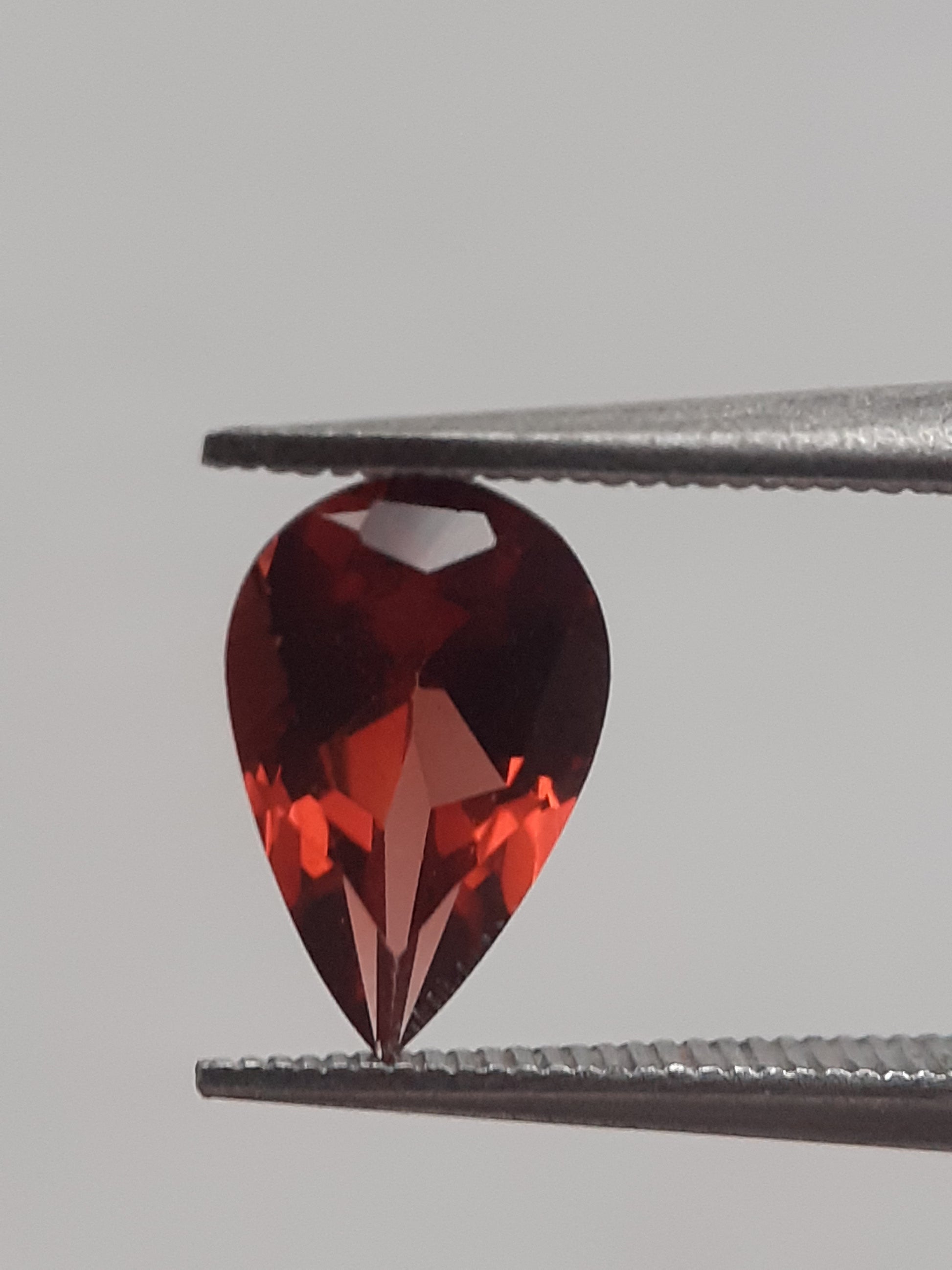 Natural red Rhodolite Garnet - 0.979 ct - pear - unheated - Natural Gems Belgium