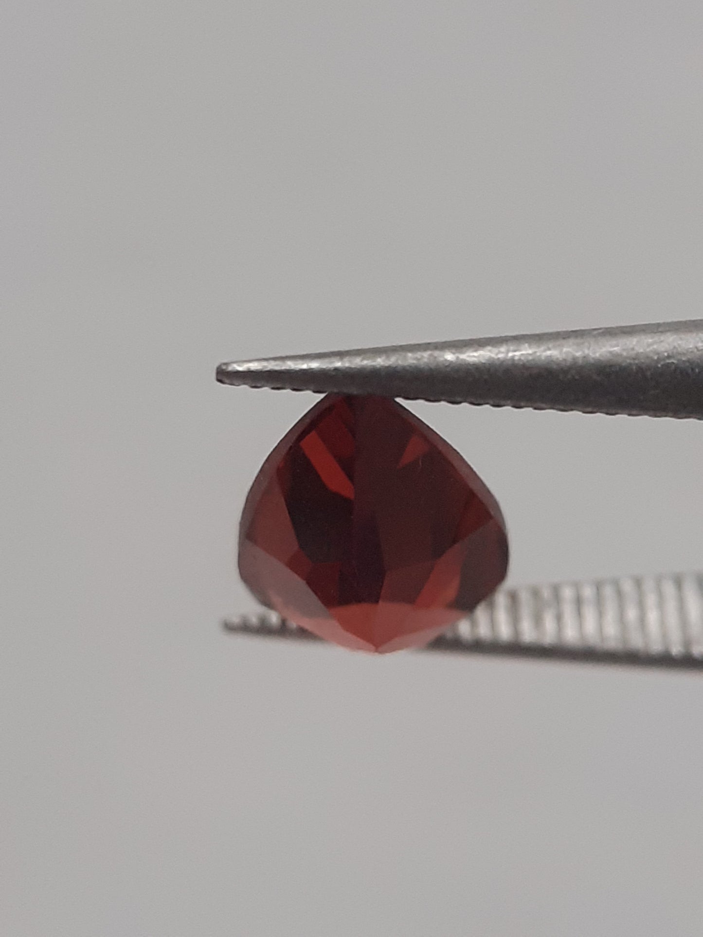 Natural red Rhodolite Garnet - 0.979 ct - pear - unheated - Natural Gems Belgium