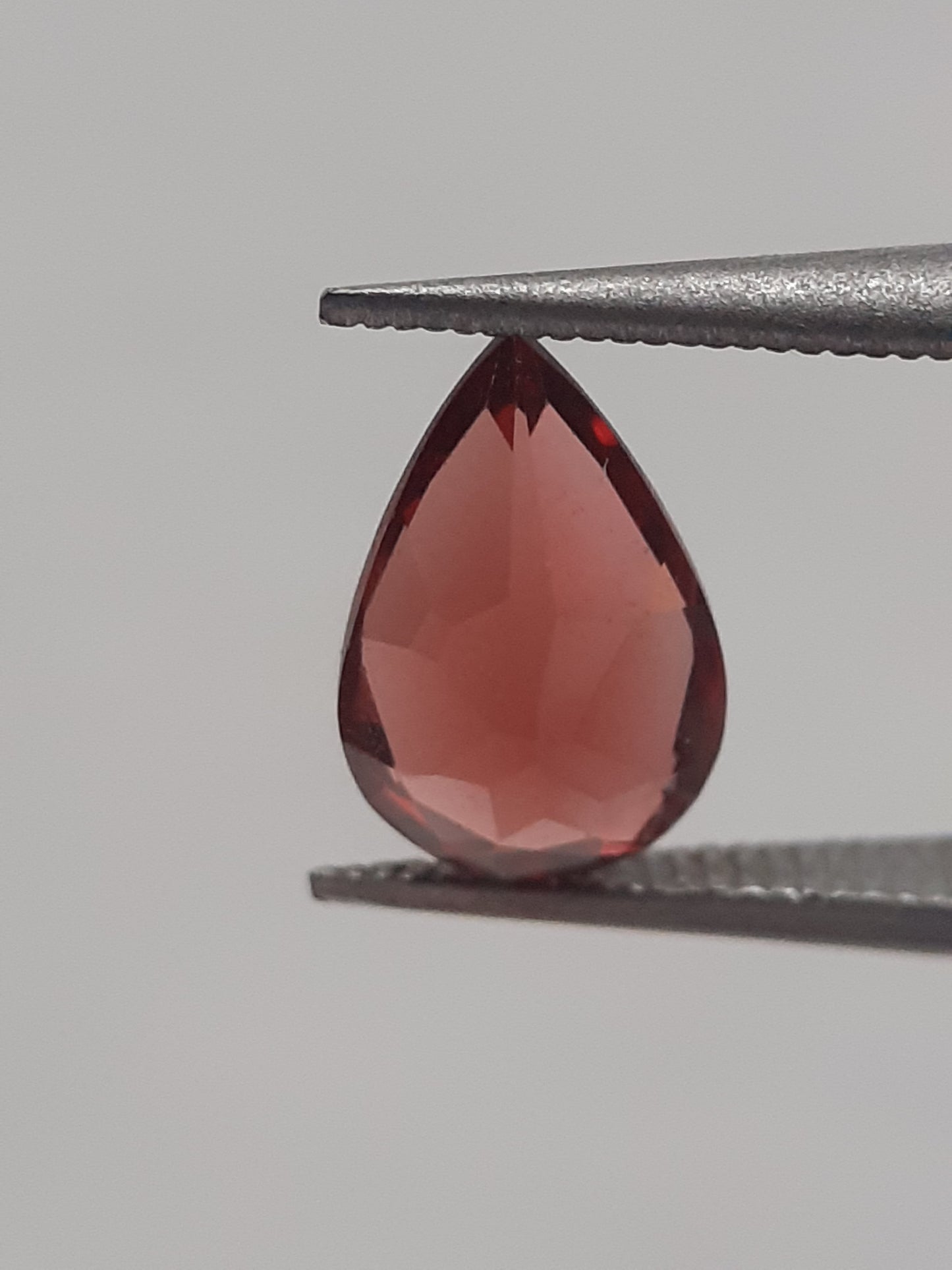 Natural red Rhodolite Garnet - 0.979 ct - pear - unheated - Natural Gems Belgium