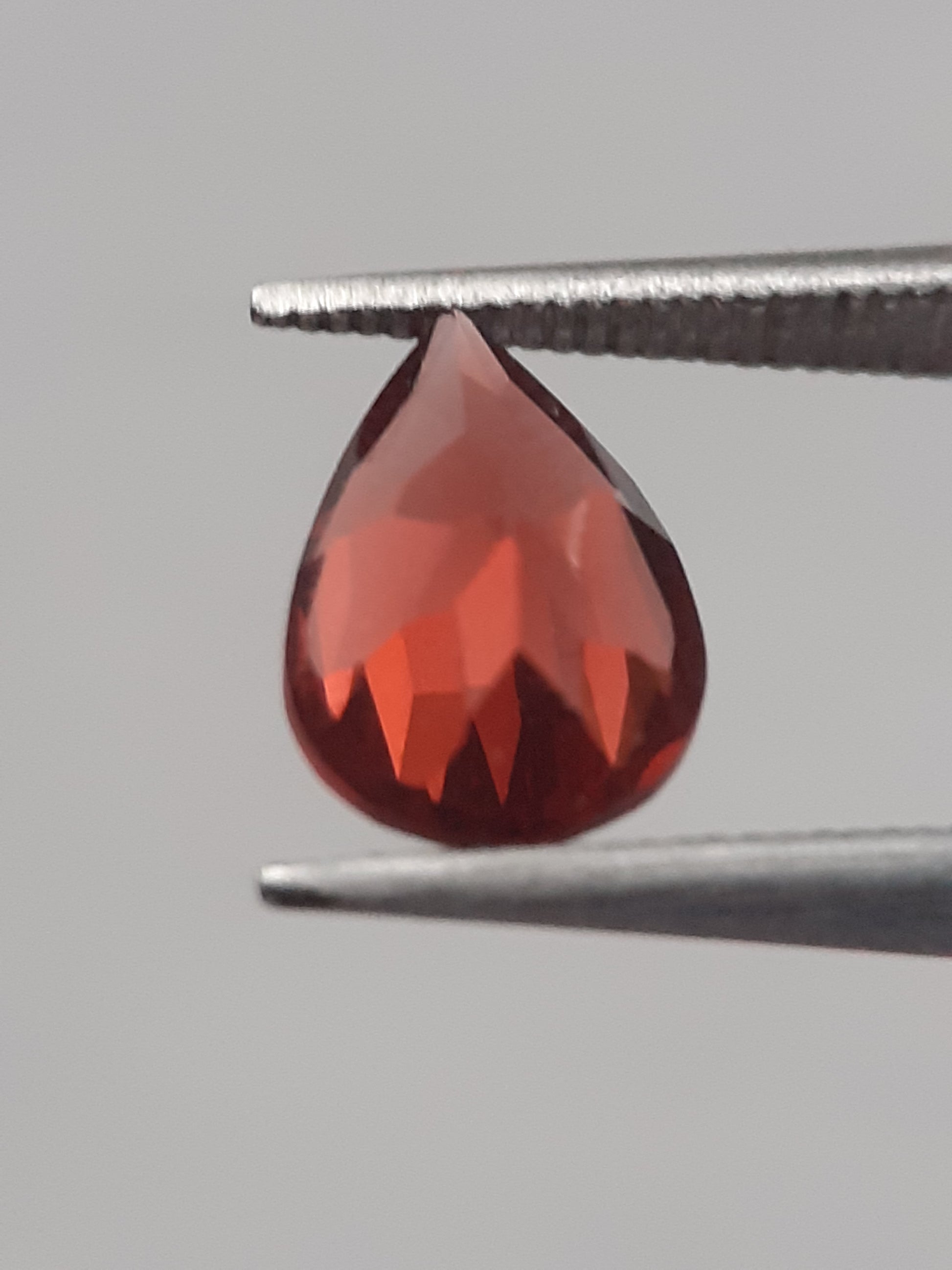 Natural red Rhodolite Garnet - 0.979 ct - pear - unheated - Natural Gems Belgium