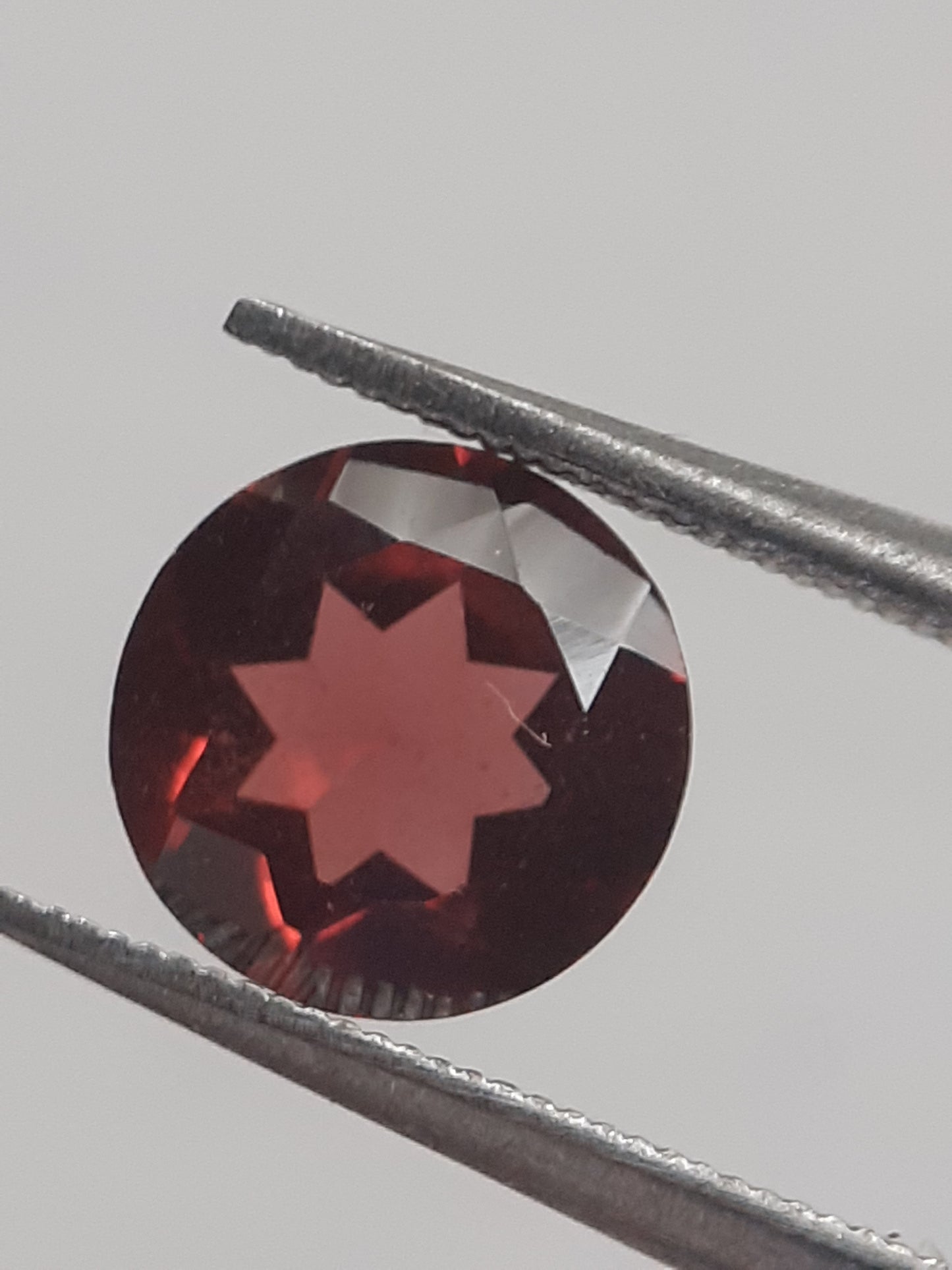 Natural Red Rhodolite Garnet - 1.318 ct - round - unheated - Natural Gems Belgium