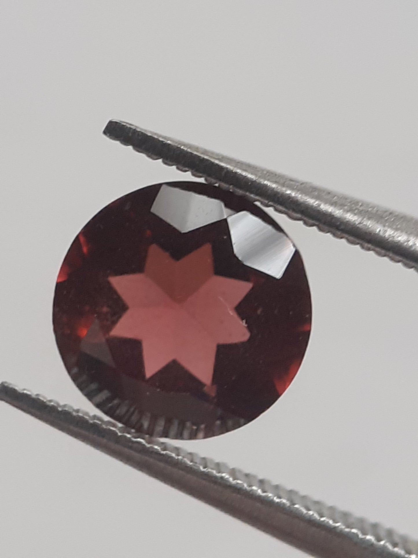 Natural Red Rhodolite Garnet - 1.318 ct - round - unheated - Natural Gems Belgium