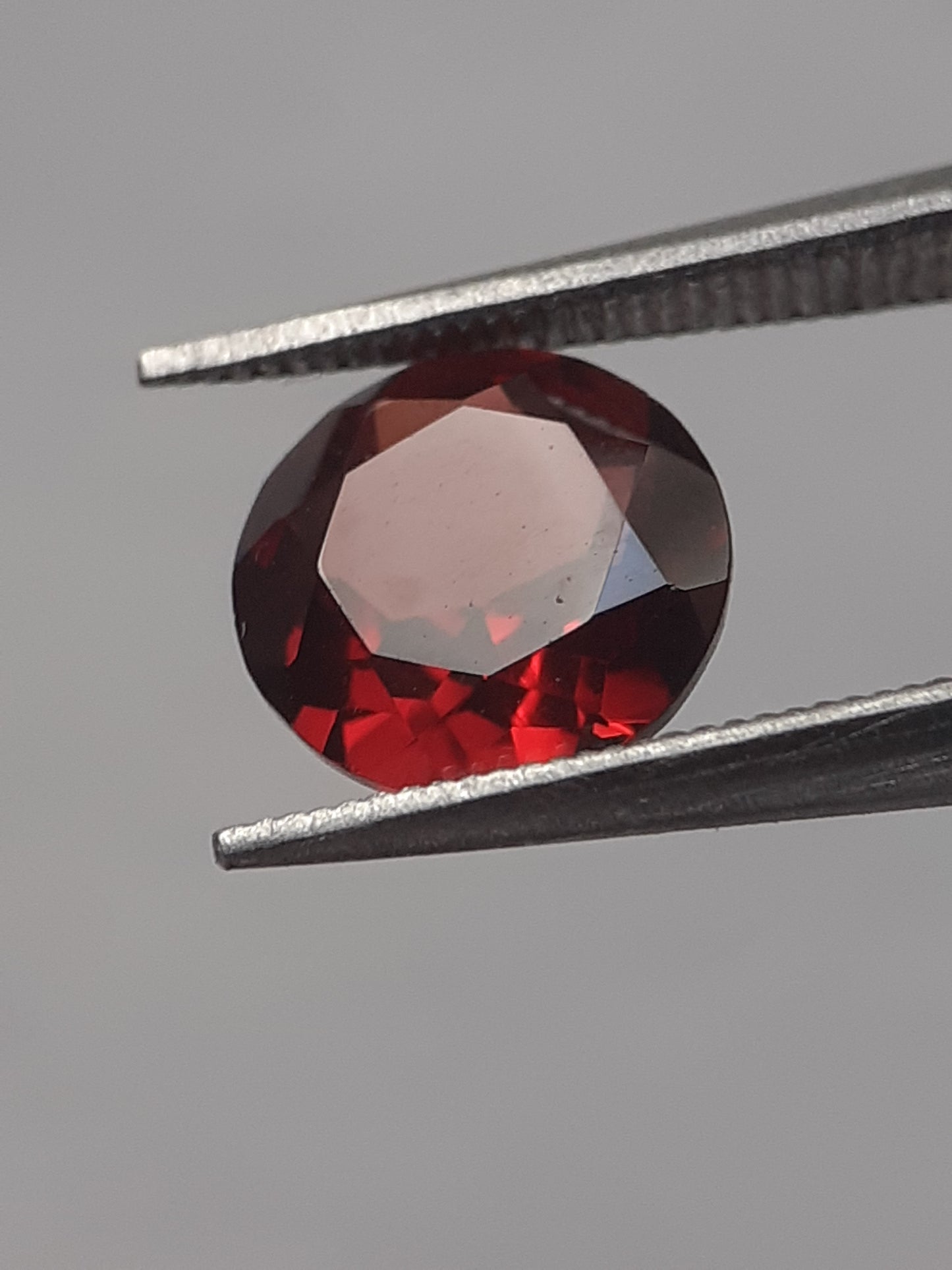 Natural Red Rhodolite Garnet - 1.384 ct - round - unheated - Natural Gems Belgium