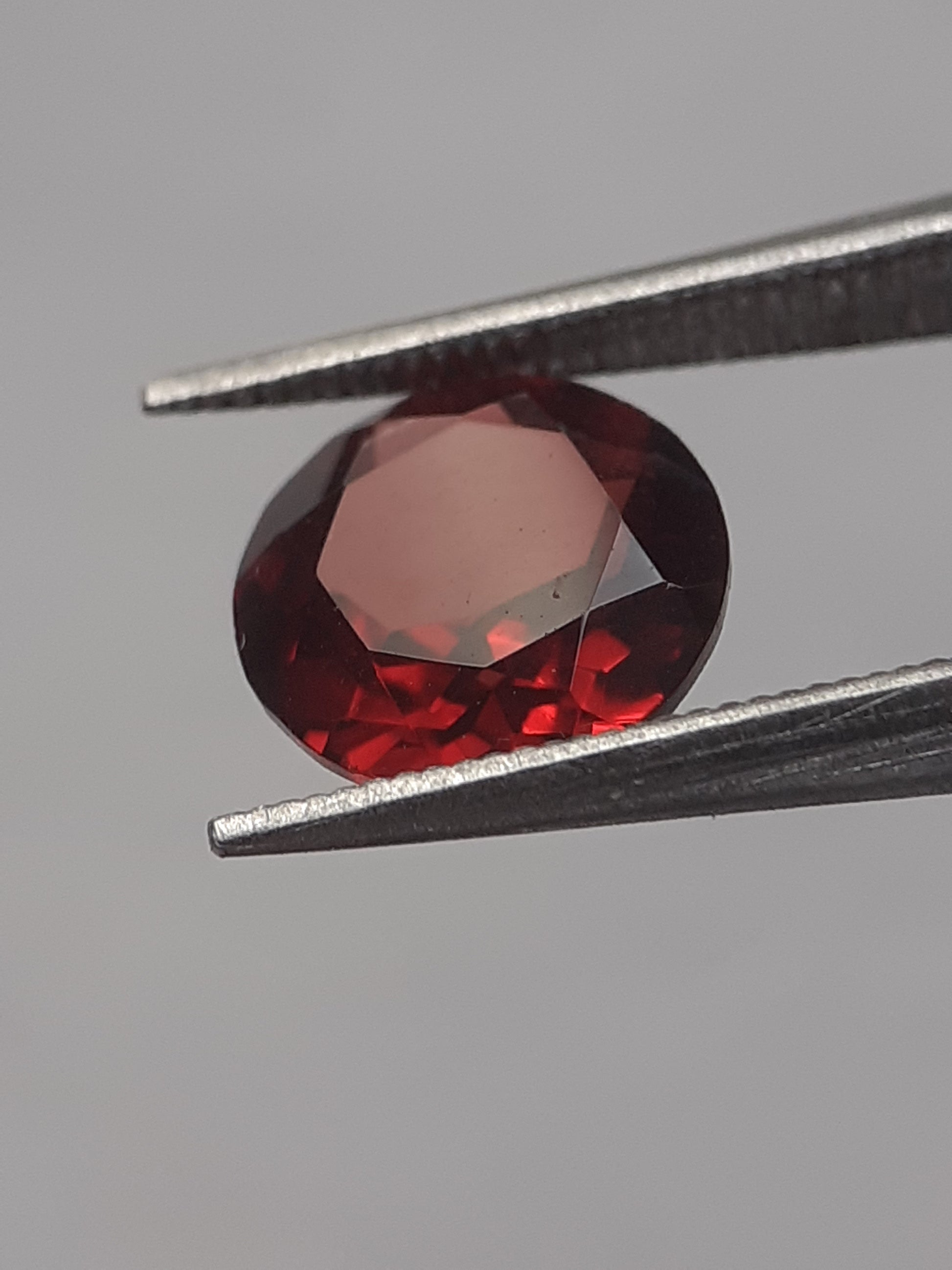 Natural Red Rhodolite Garnet - 1.384 ct - round - unheated - Natural Gems Belgium