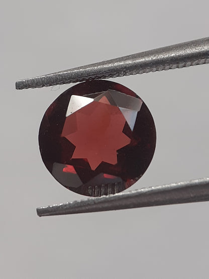 Natural Red Rhodolite Garnet - 1.384 ct - round - unheated - Natural Gems Belgium