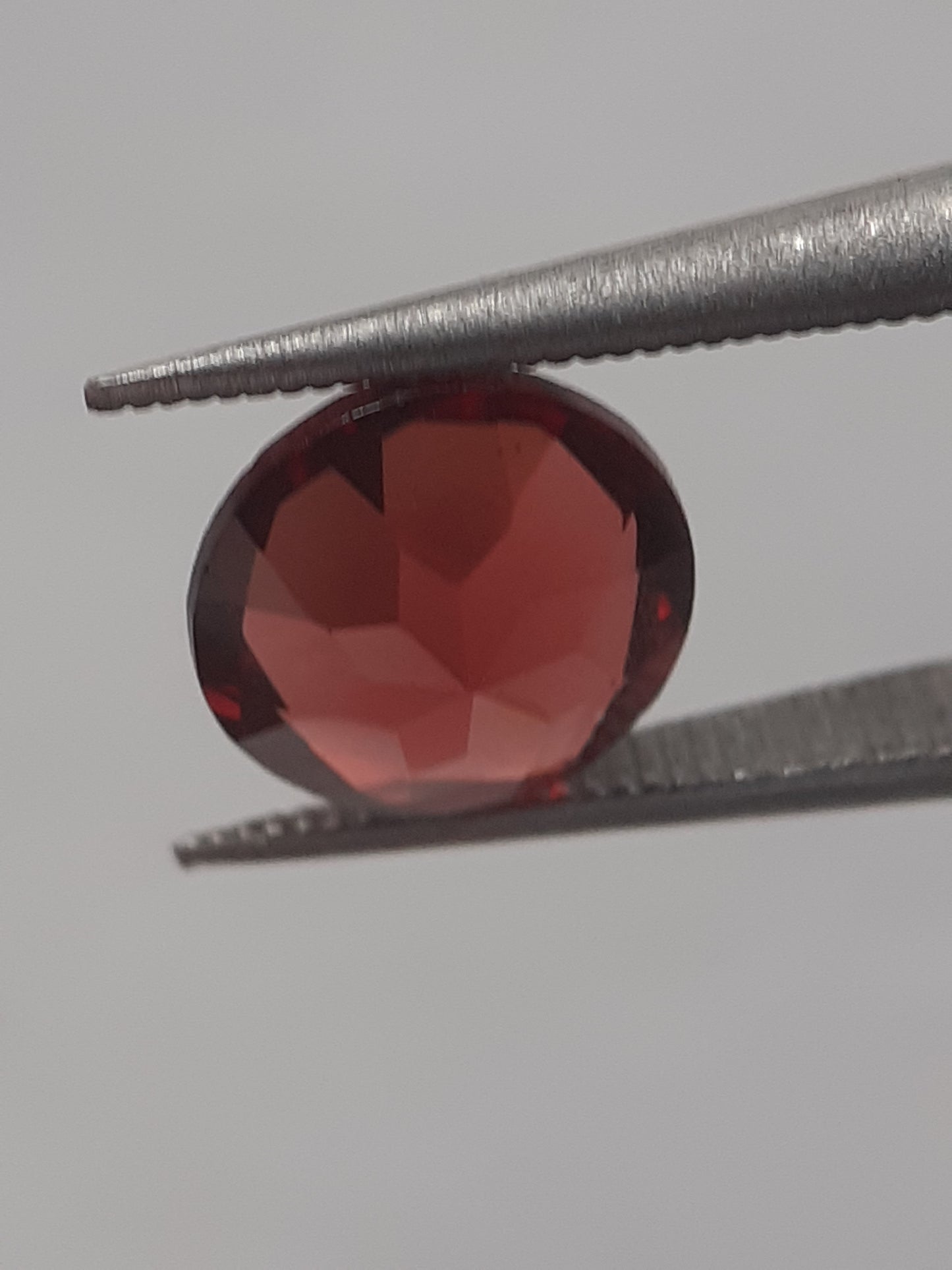 Natural Red Rhodolite Garnet - 1.384 ct - round - unheated - Natural Gems Belgium