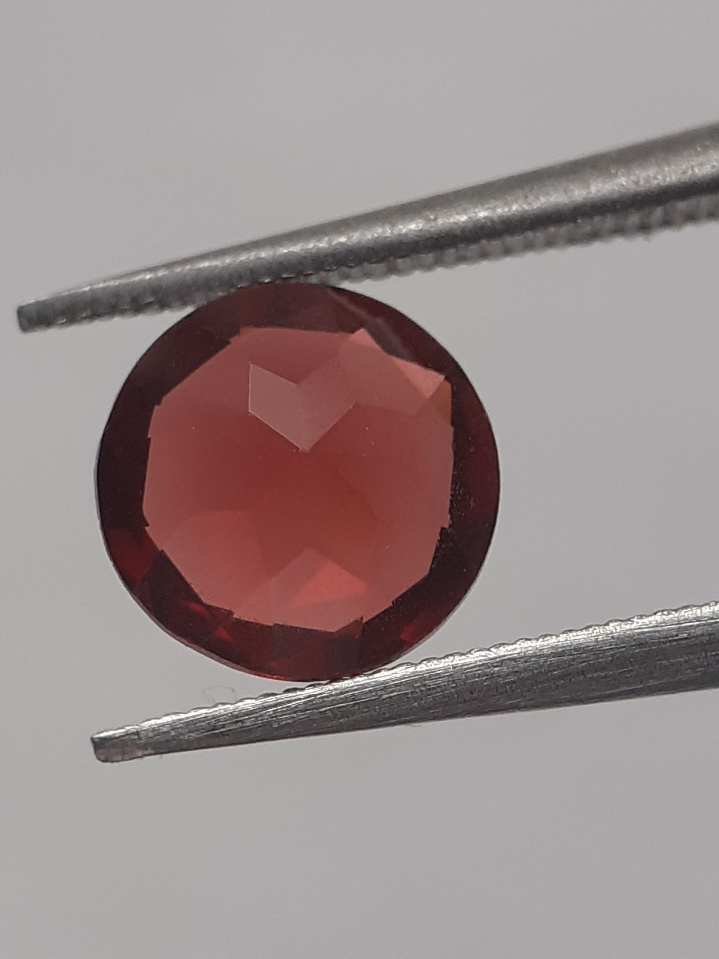 Natural Red Rhodolite Garnet - 1.384 ct - round - unheated - Natural Gems Belgium