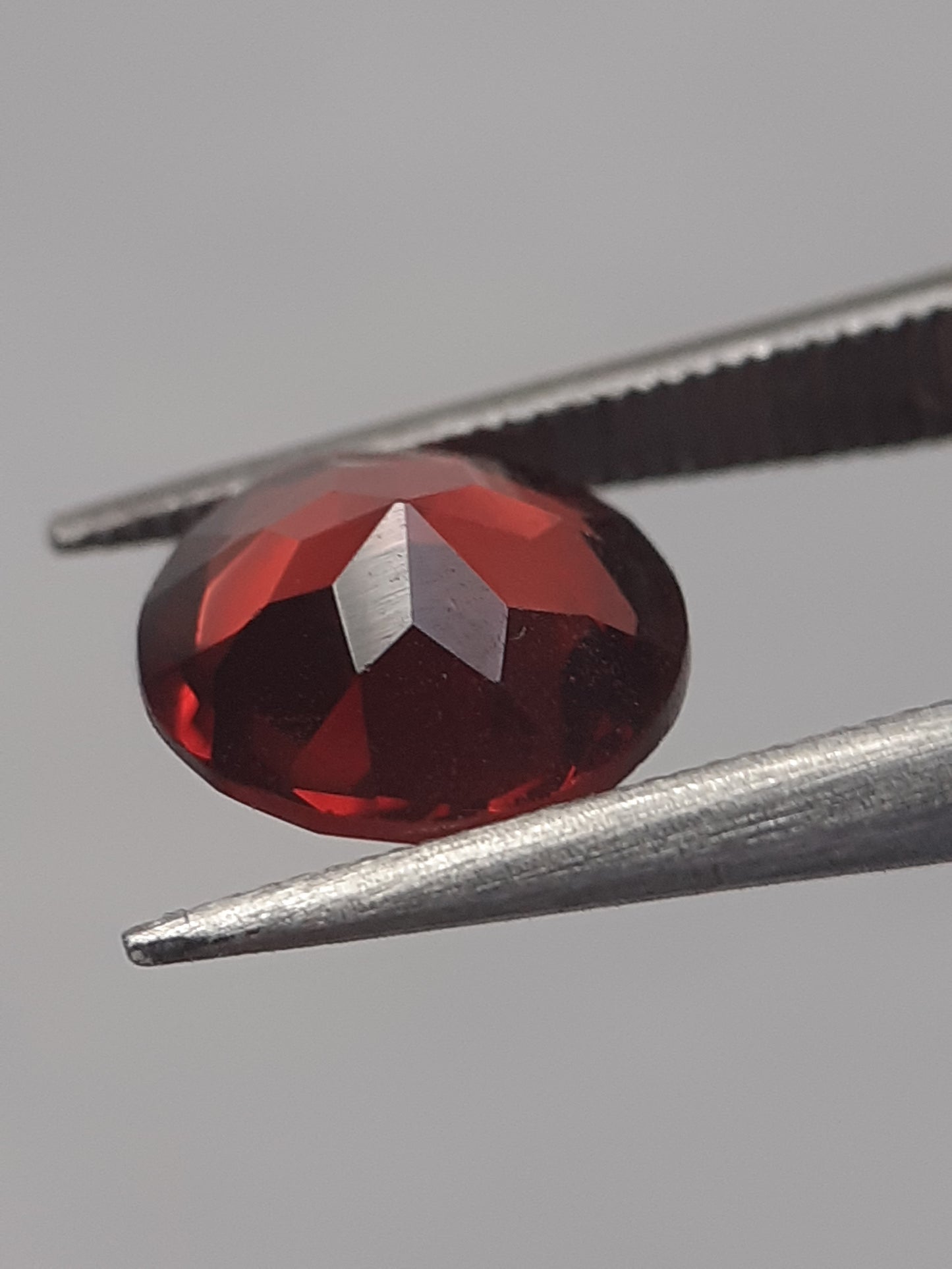 Natural Red Rhodolite Garnet - 1.384 ct - round - unheated - Natural Gems Belgium