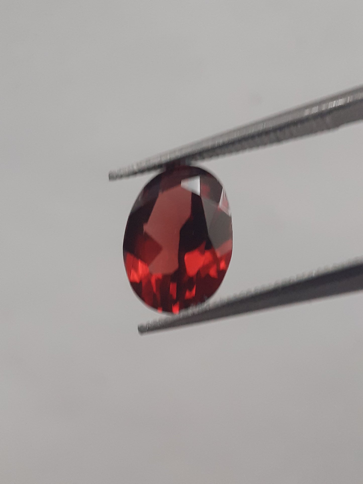 Natural red Rhodolite Garnet - 1.665 ct - oval - unheated