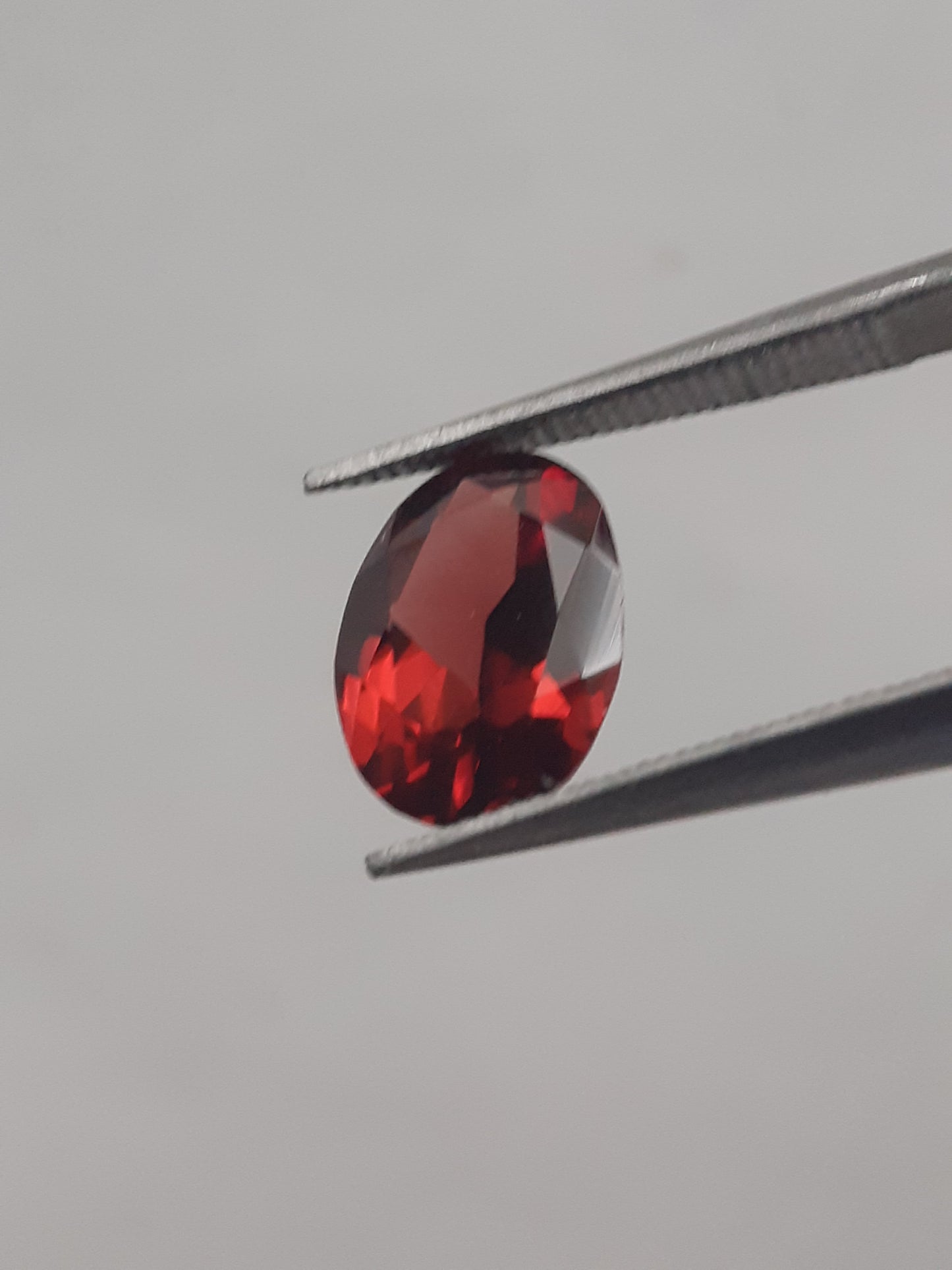 Natural red Rhodolite Garnet - 1.665 ct - oval - unheated