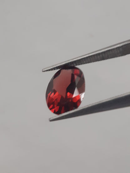 Natural red Rhodolite Garnet - 1.665 ct - oval - unheated