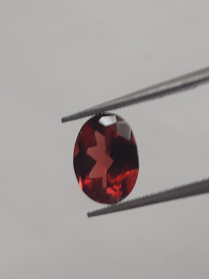 Natural red Rhodolite Garnet - 1.665 ct - oval - unheated