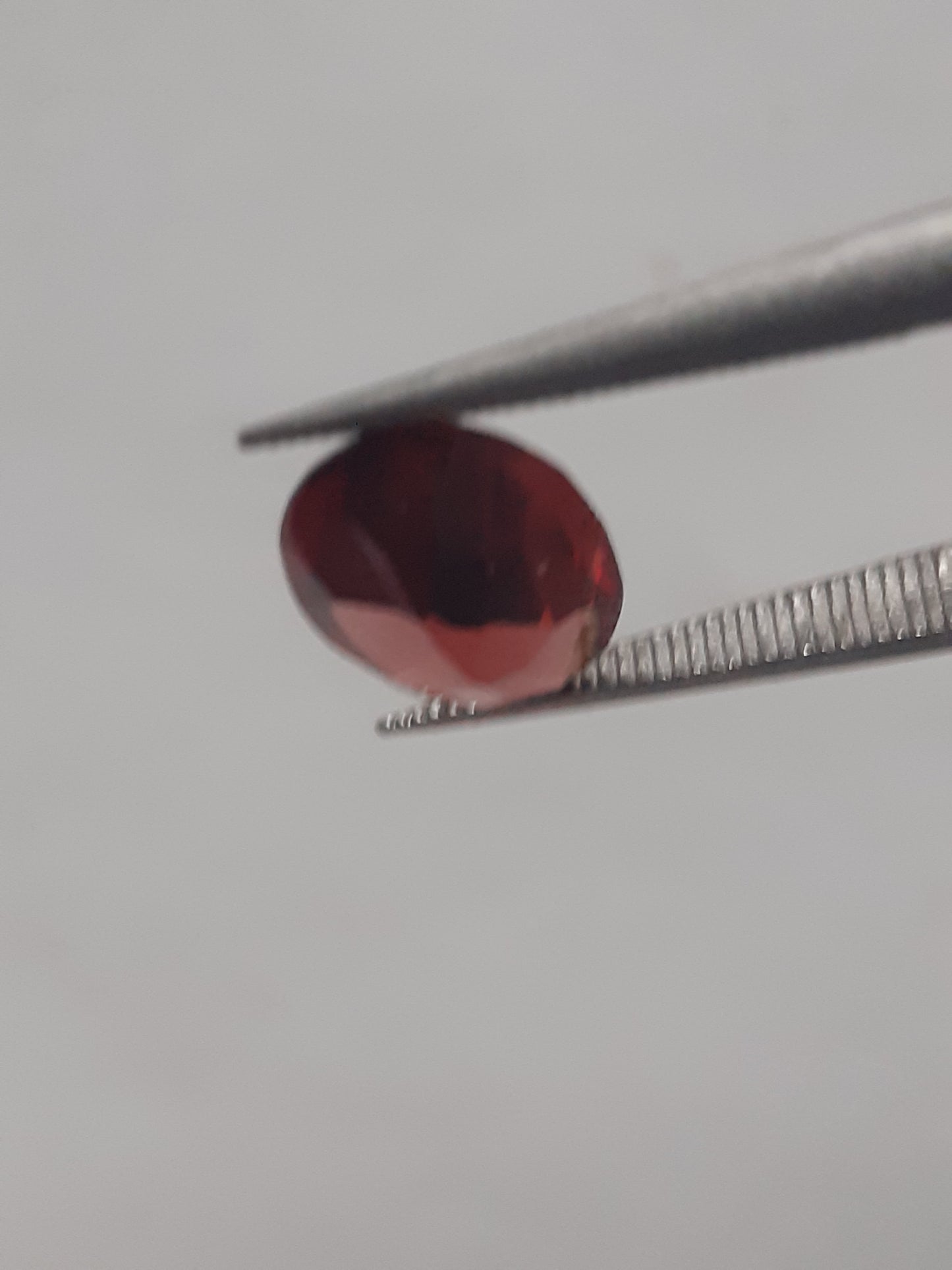 Natural red Rhodolite Garnet - 1.665 ct - oval - unheated