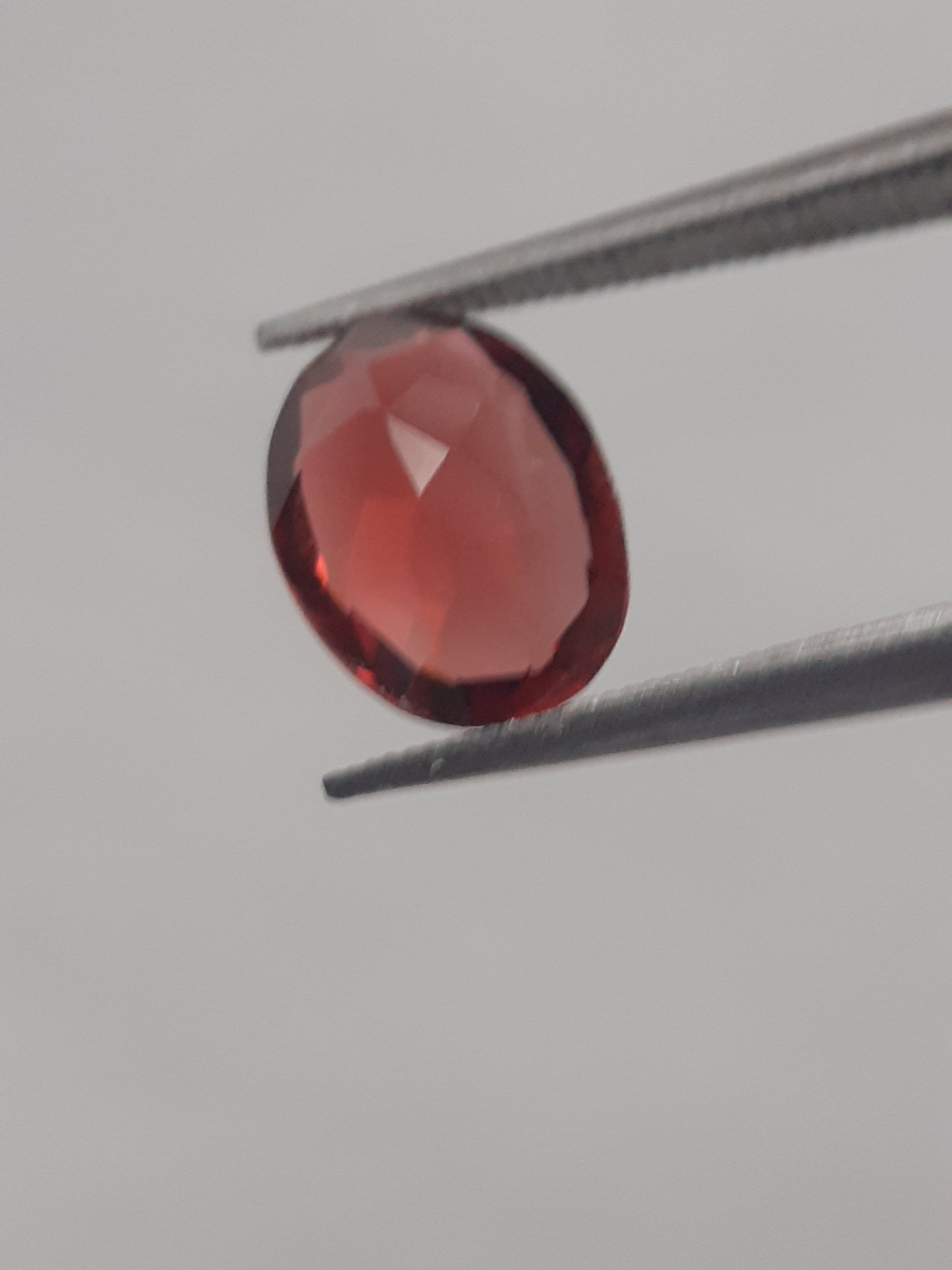 Natural red Rhodolite Garnet - 1.665 ct - oval - unheated