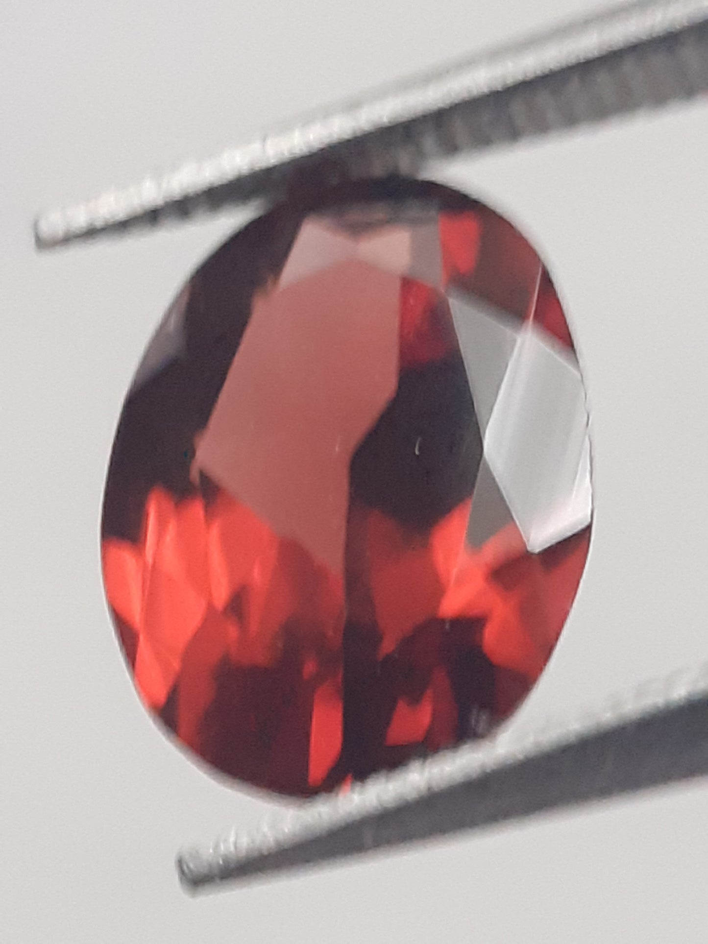 Natural red Rhodolite Garnet - 1.665 ct - oval - unheated