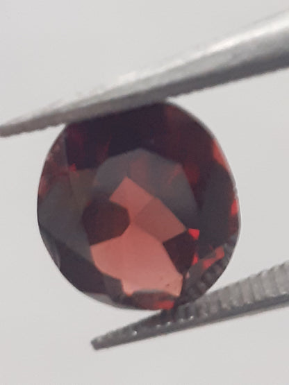 Natural red Rhodolite Garnet - 1.665 ct - oval - unheated