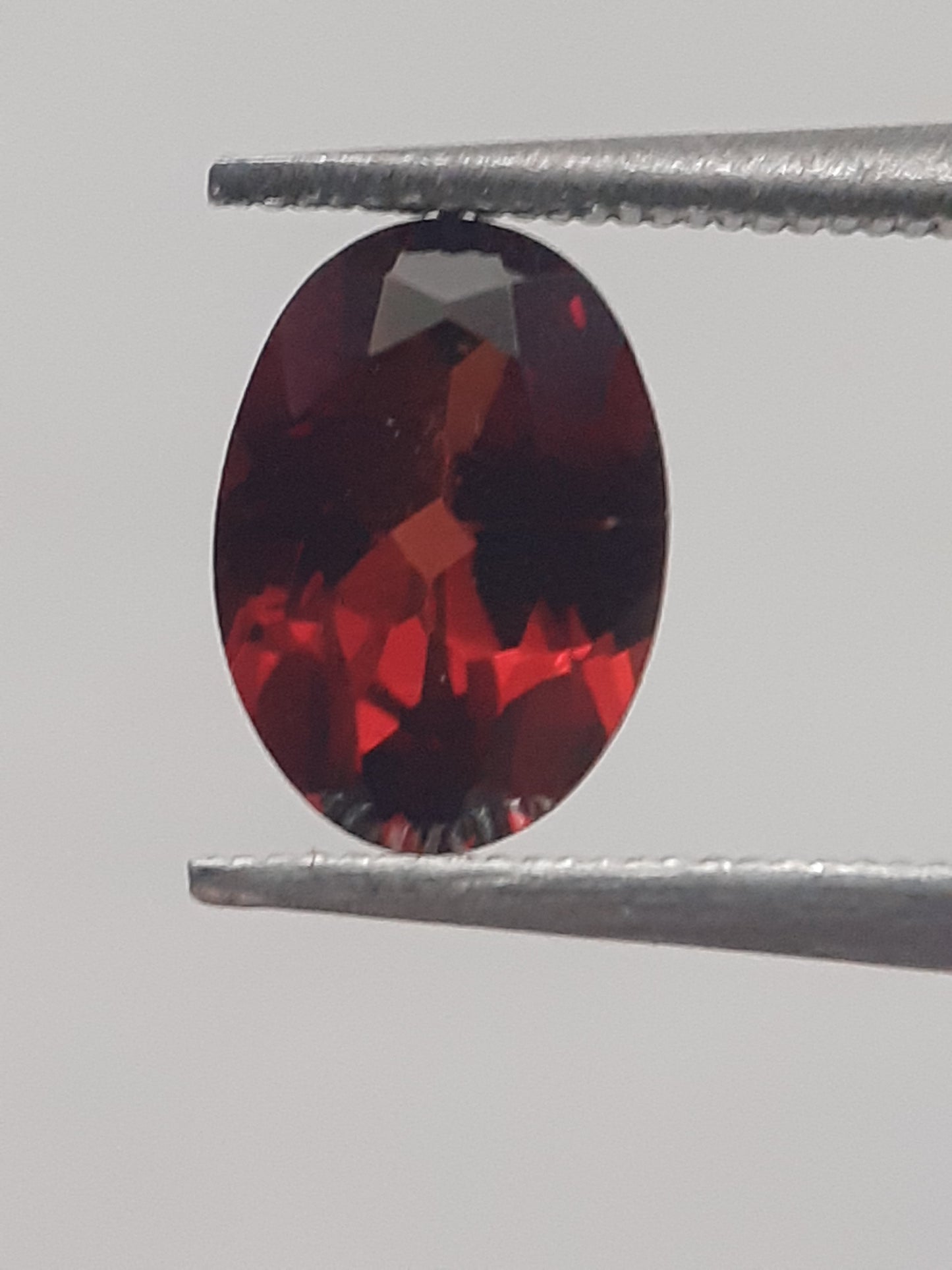 Natural red Rhodolite Garnet - 0.979 ct - oval - unheated