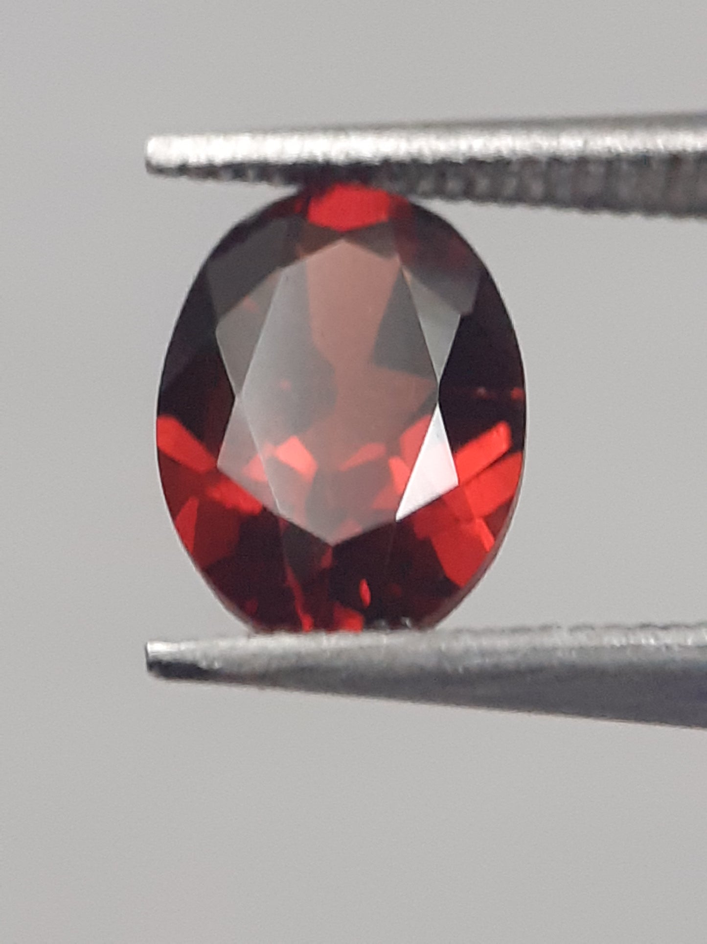 Natural red Rhodolite Garnet - 0.979 ct - oval - unheated