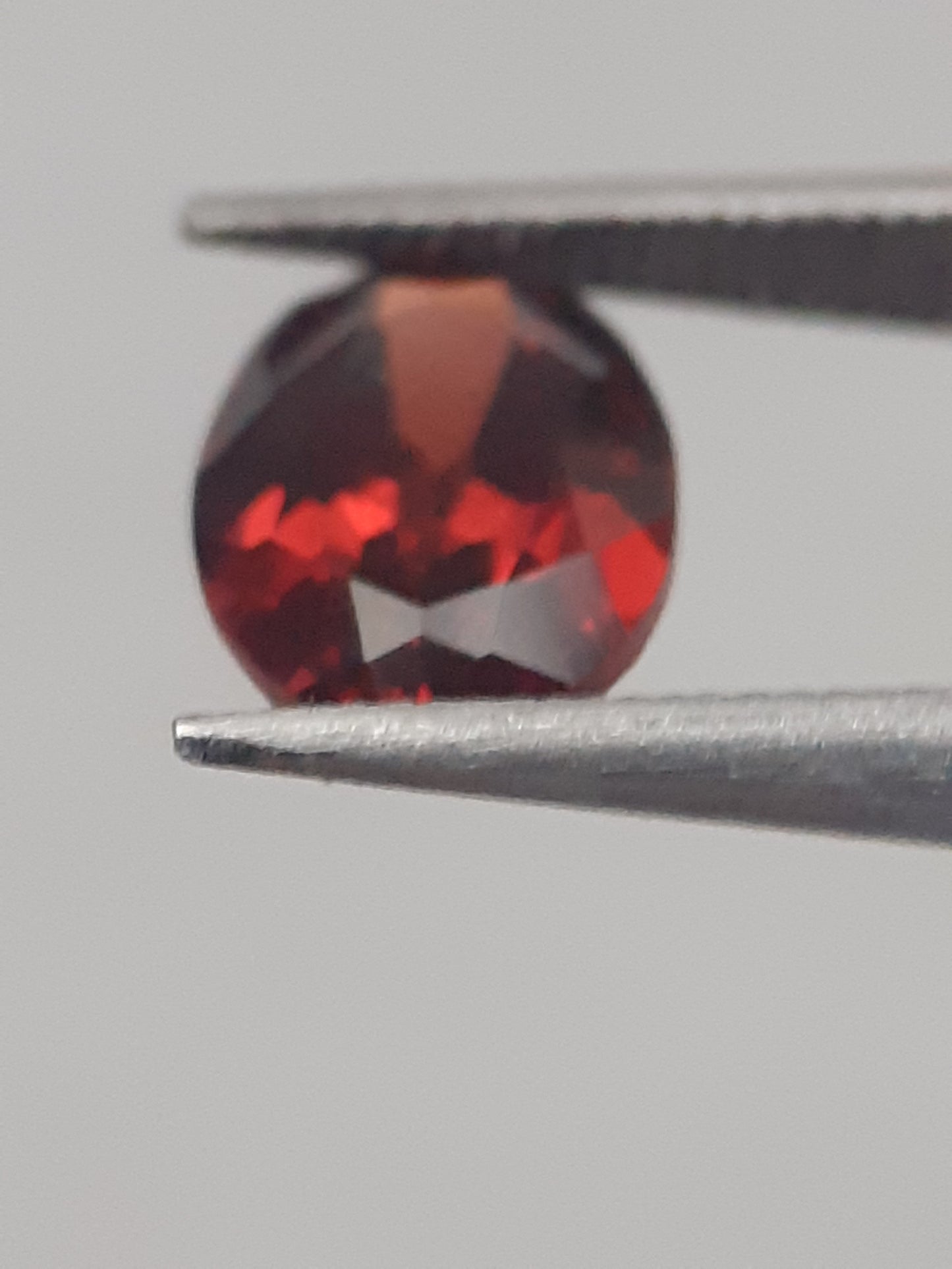 Natural red Rhodolite Garnet - 0.979 ct - oval - unheated