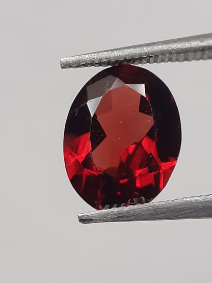 Natural red Rhodolite Garnet - 1.225 ct - oval - unheated