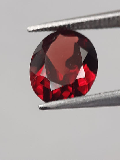 Natural red Rhodolite Garnet - 1.225 ct - oval - unheated