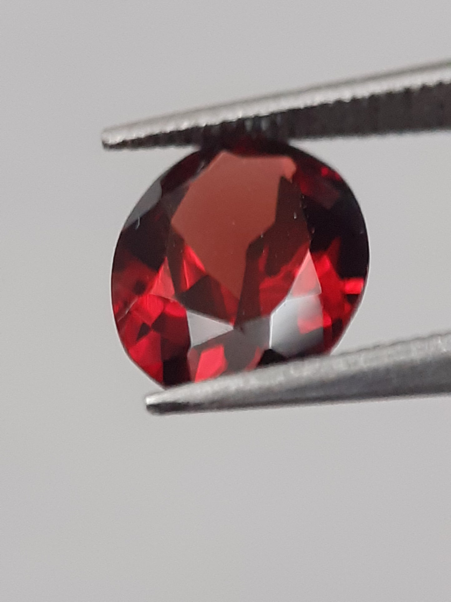 Natural red Rhodolite Garnet - 1.225 ct - oval - unheated