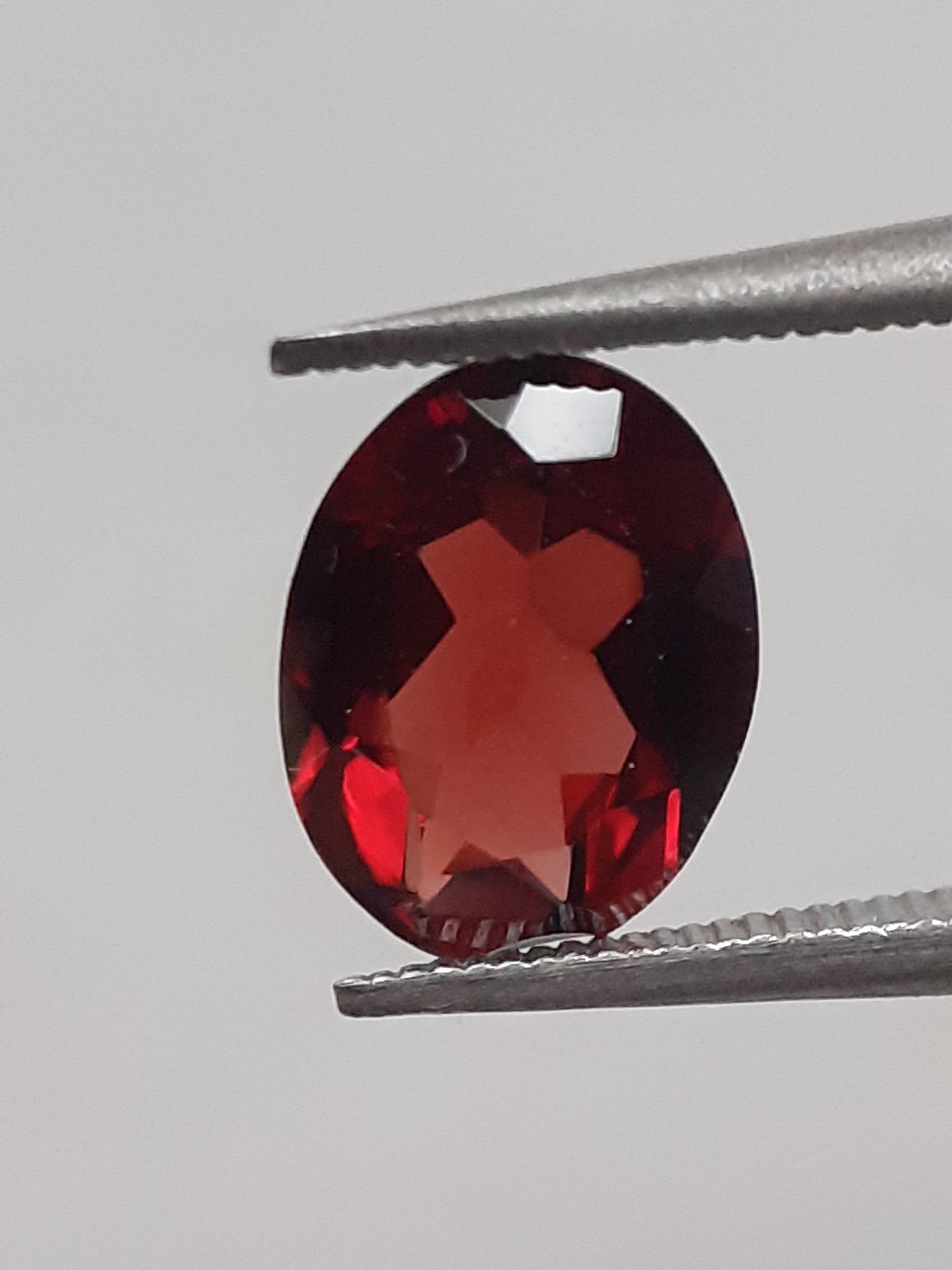 Natural red Rhodolite Garnet - 1.225 ct - oval - unheated