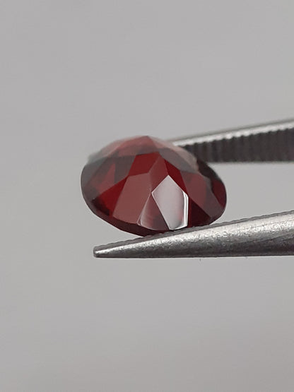 Natural red Rhodolite Garnet - 1.225 ct - oval - unheated