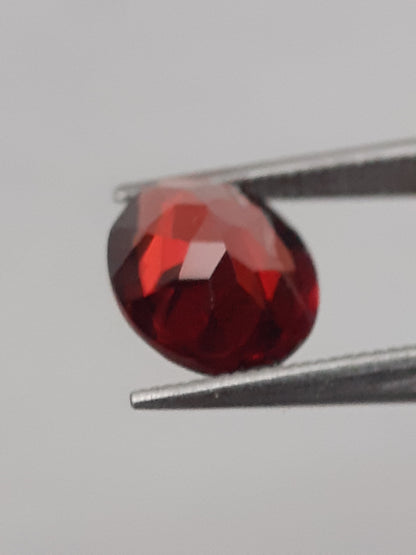 Natural red Rhodolite Garnet - 1.225 ct - oval - unheated