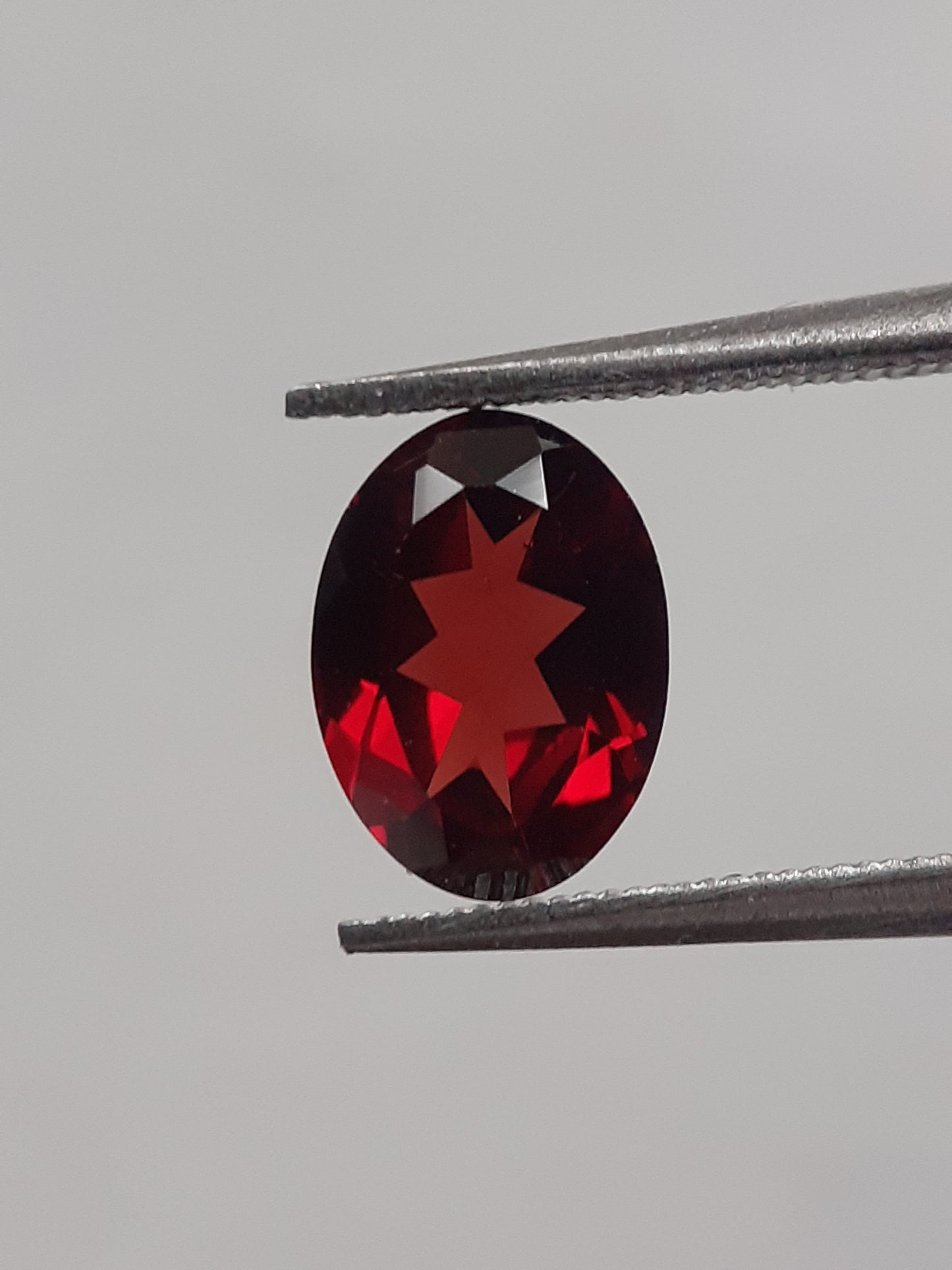 Natural red Rhodolite Garnet - 1.205 ct - oval - unheated